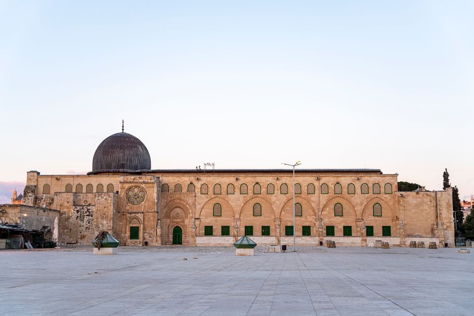Symbolbild: Eine brennende Moschee mit Rauch und Flammen im Westjordanland.