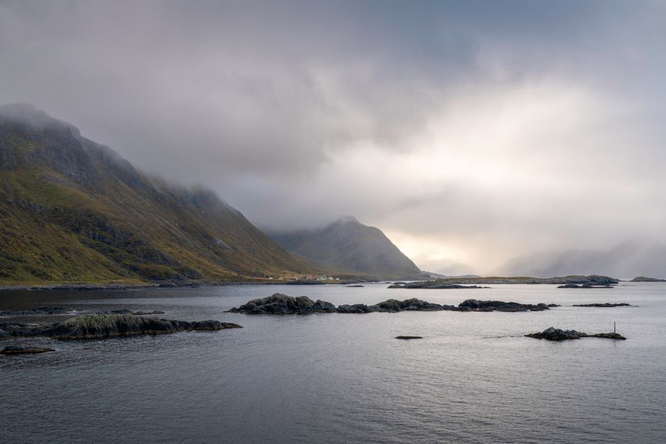 Die weite, trockene Heidelandschaft und Felsküste der Lofoten, ein empfindliches nordisches Naturerbe.