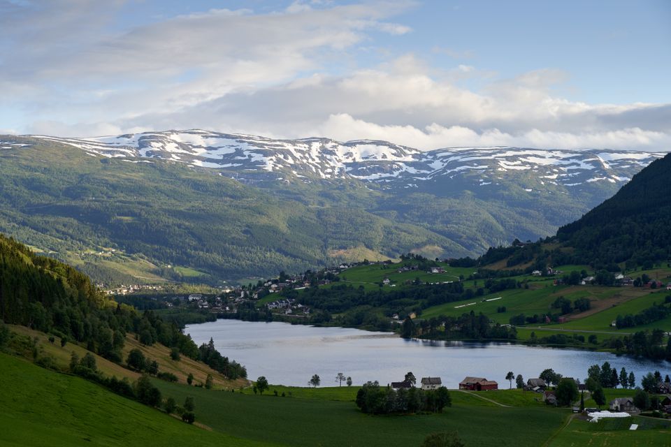 Symbolbild: Ein ruhiger norwegischer Gebirgssee, umgeben von unberührter Natur.