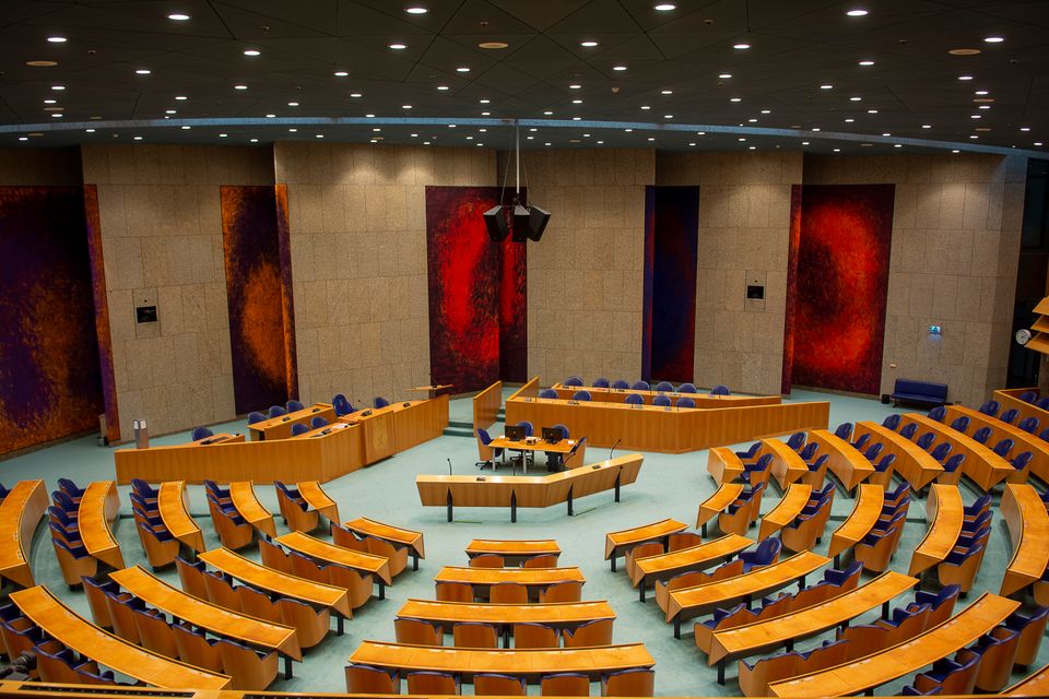 Symbolbild einer Podiumsdiskussion über Meinungsfreiheit und differenzierte öffentliche Debatten.