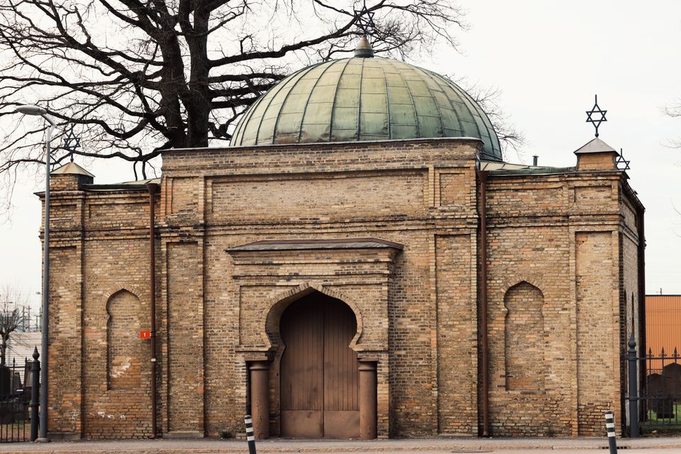 Ein improvisiertes Mahnmal mit Kerzen und Blumen erinnert an die Opfer antisemitischer Gewalt.