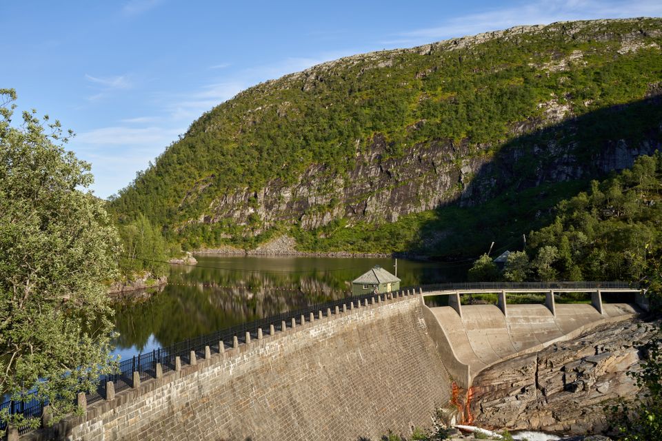Ein Stausee mit stark gesunkenem Wasserstand in einer bergigen Landschaft.