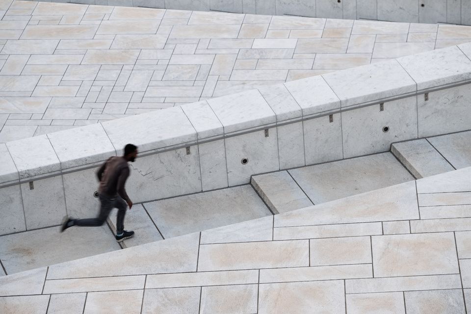 Eine Moschee in einer skandinavischen Stadt, Gegenstand einer politischen Debatte über Religionsfinanzierung.