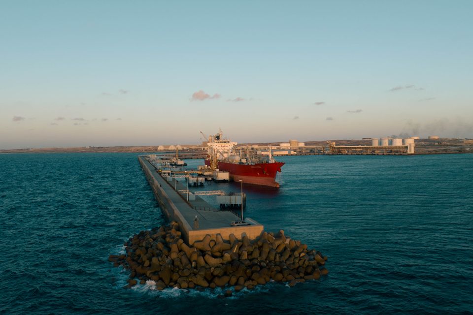Symbolbild: Ein Gastanker auf dem Mittelmeer – Angriffe auf Handelsschiffe gefährden die Energieversorgung.