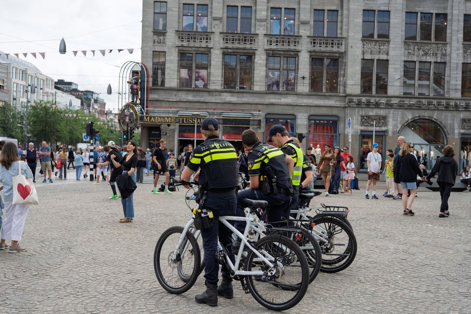 Polizeiabsperrband vor einem Wohnhaus, als Zeichen eines Gewaltverbrechens.
