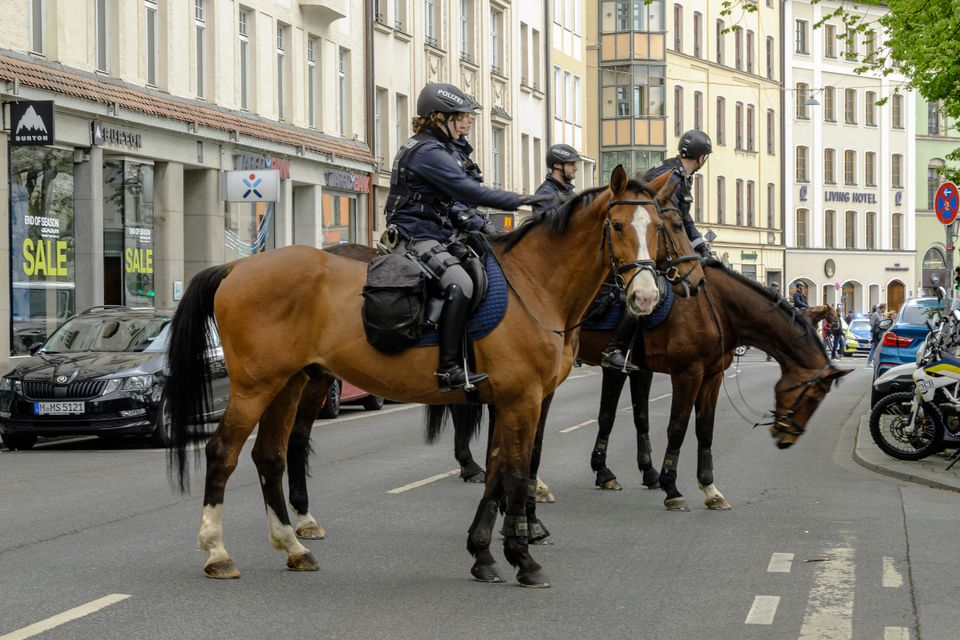 Polizeibeamte im Einsatz gegen islamistische Gefährdungslagen in Deutschland.