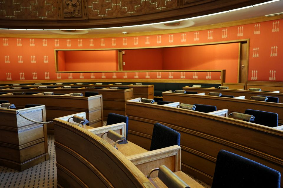 Symbolbild: Politikerinnen und Politiker debattieren im Parlament über Klimaschutz.