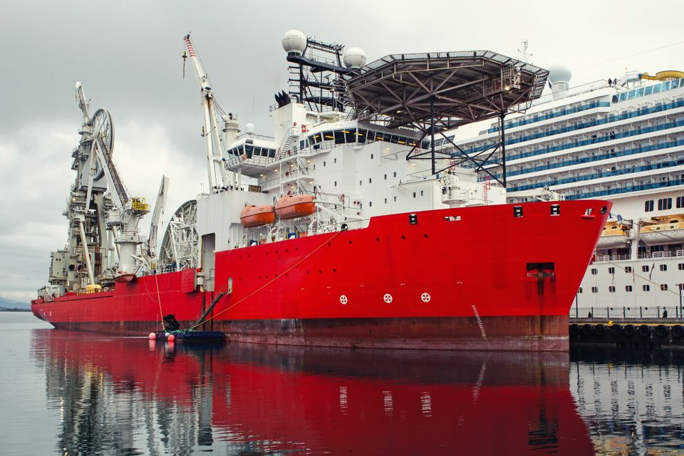 Ein Schweißer führt Reparaturarbeiten an Bord eines Frachtschiffs in einer Werft durch.