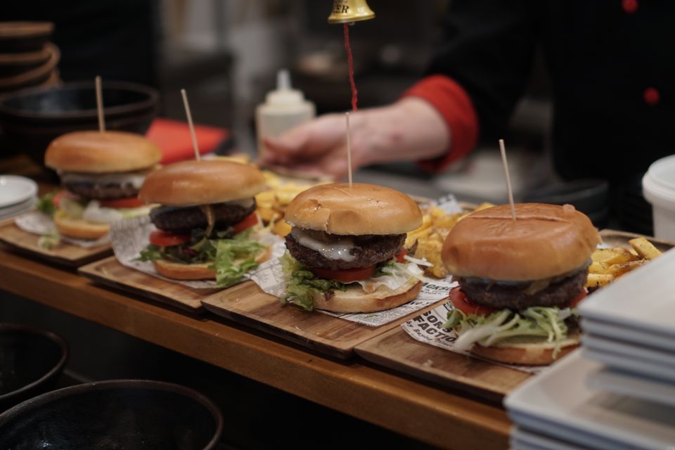 Ein Burger-Restaurant, in dem alltägliche Brutalität stattfinden kann.