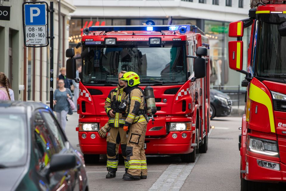 Feuerwehrleute verschiedener Kommunen arbeiten bei einer Großübung Hand in Hand.