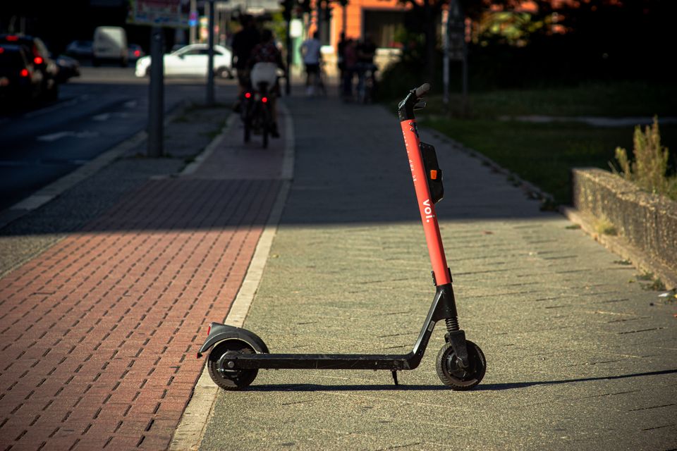 Ein Jugendlicher wurde auf einem E-Scooter mit 100 km/h gestoppt.