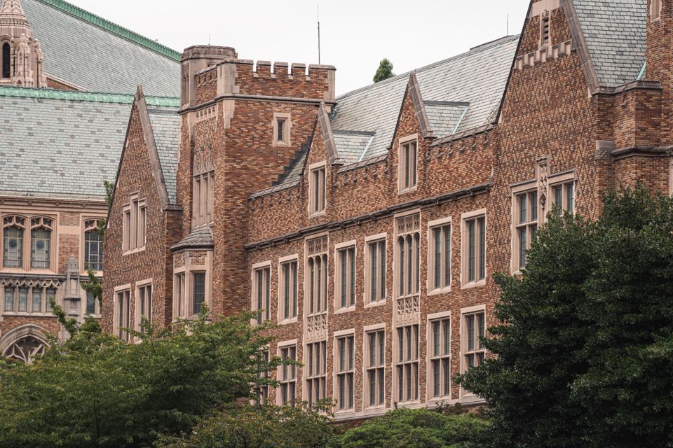 Cornell stoppt alle Fraternity-Partys nach Vorwürfen der Gruppenvergewaltigung.