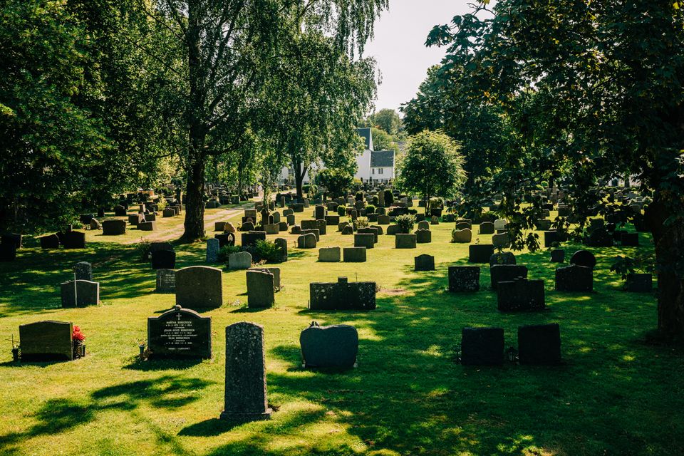 Konfrontierte Frau auf Friedhof: – Musste einen fürs Team einstecken