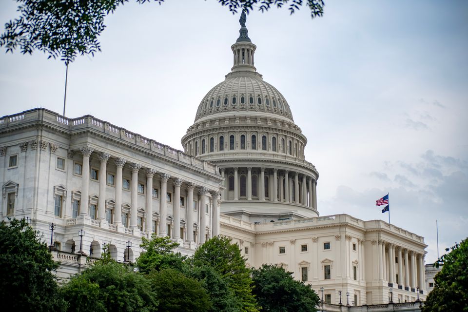 Sieben amerikanische Senatoren sagen, Trumps Dieselabkommen mit Russland sei rechtswidrig.