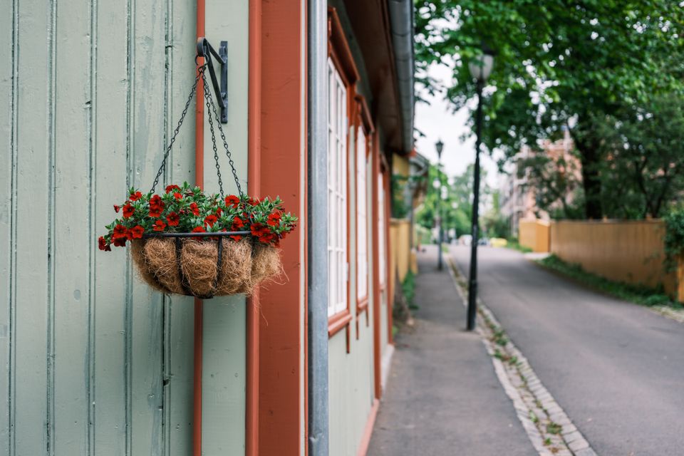 Sieben Angeklagte wegen schweren Raubes an einer Familie mit Kindern – als Essenslieferanten und Polizisten verkleidet